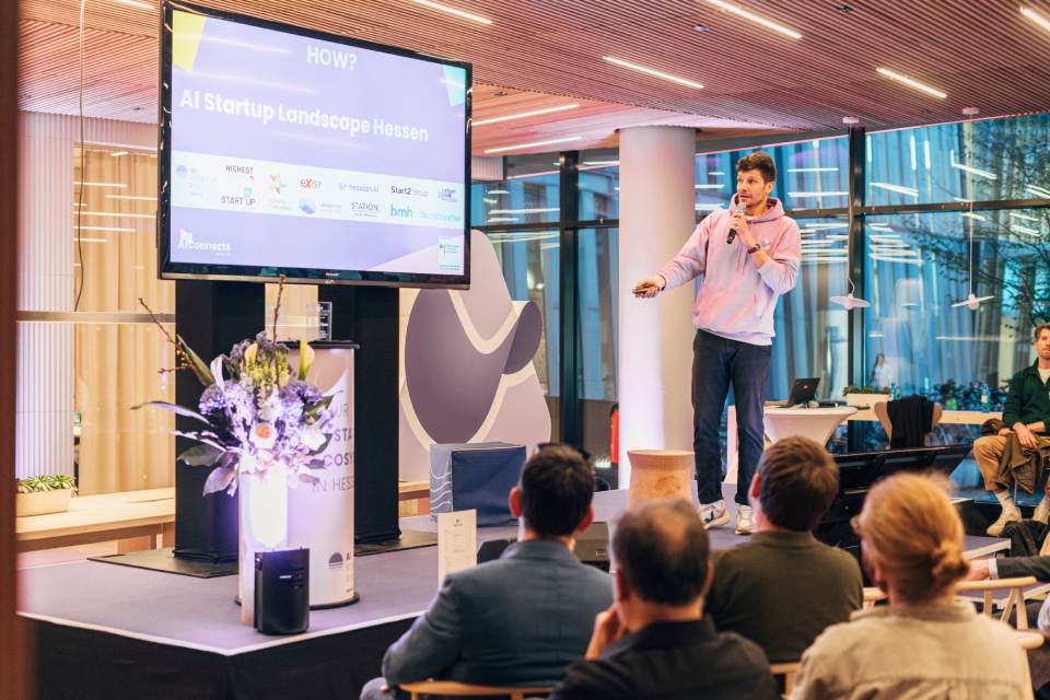 Tobias Kehl presents the AI Startup Landscape Hessen at the event AIConnects