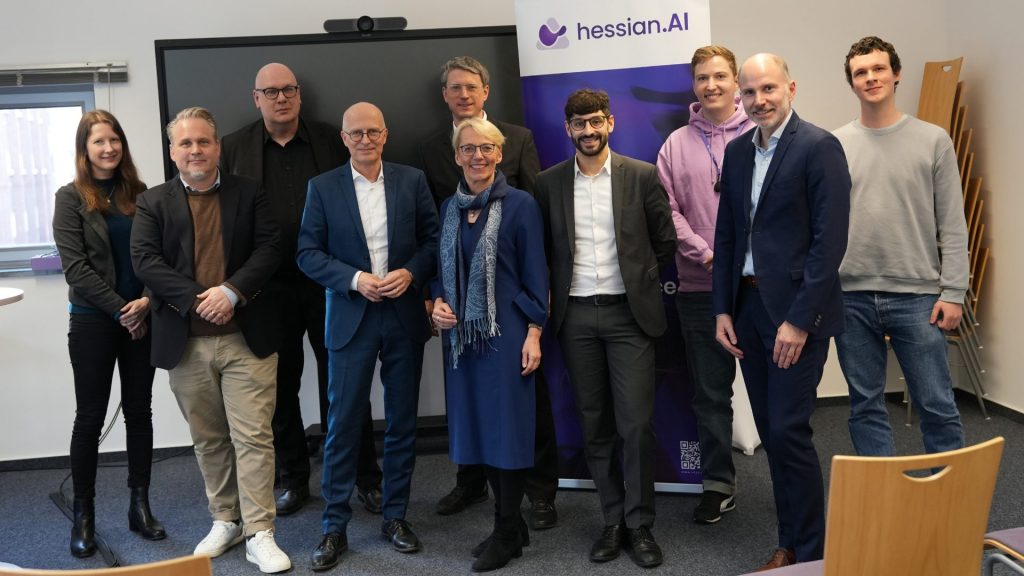 Hamburg’s First Mayor Peter Tschentscher Visits the Cluster of Excellence RAI